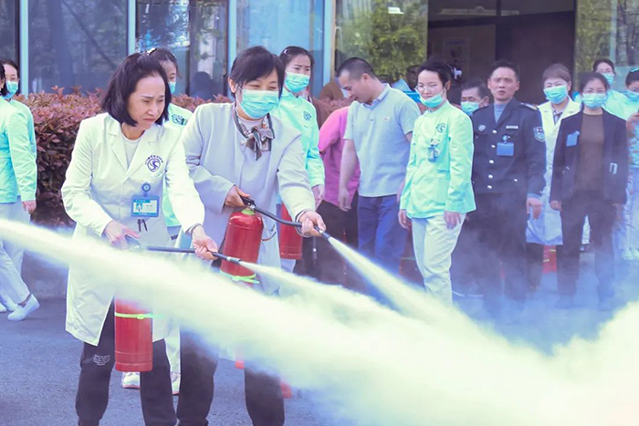 以训促战 防患于未“燃” 四川泌尿外科医院开展消防安全应急演练