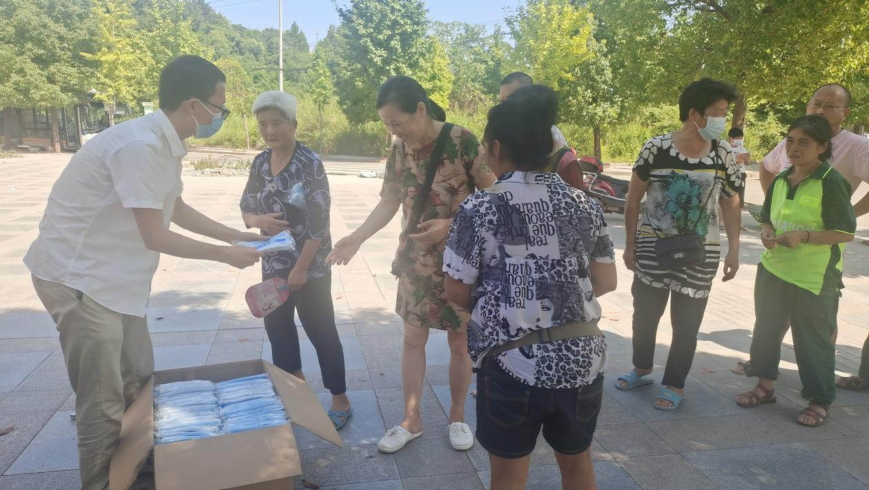 烈日下,川泌为疫情防控助力