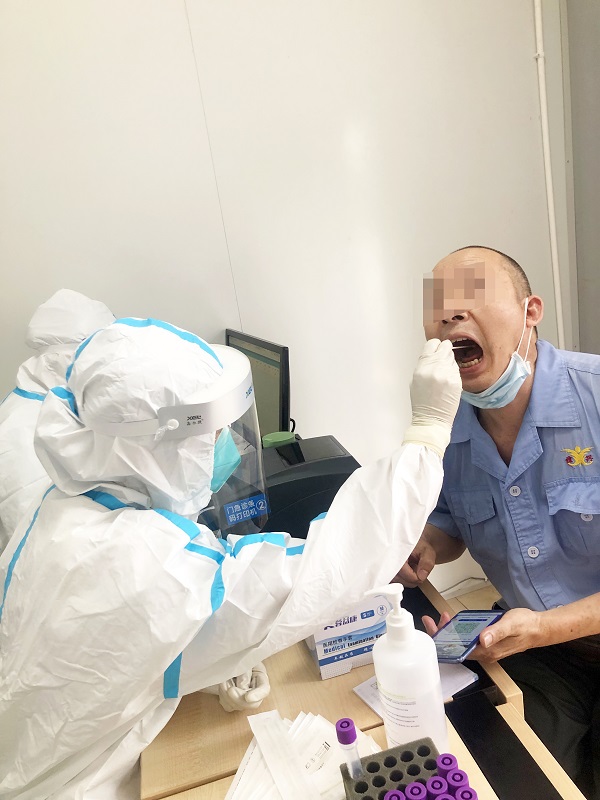 嘿~的哥的姐,我们到四川泌尿外科医院做核酸检测去