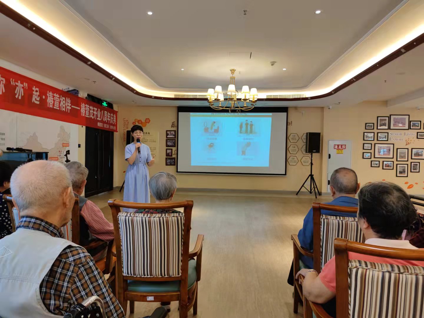 四川泌尿外科医院组织并邀请到华西第四医院王文志主任为老年人进行骨质疏松健康教育