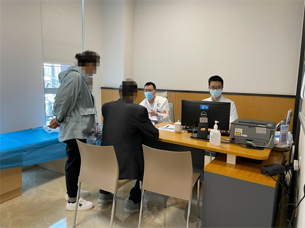 四川大学华西医院李响教授到川泌开展门诊、查房工作