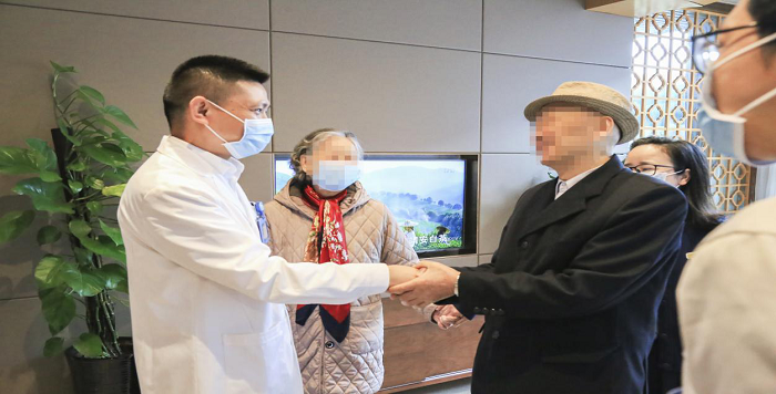 高龄恶性肿瘤患者手术康复后 送锦旗到四川泌尿外科医院致谢