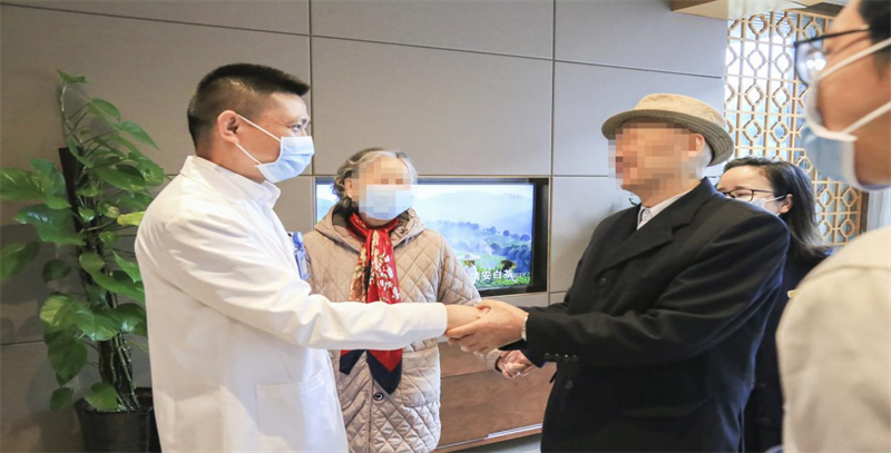 高龄恶性肿瘤患者手术康复后送锦旗到四川泌尿外科医院致谢