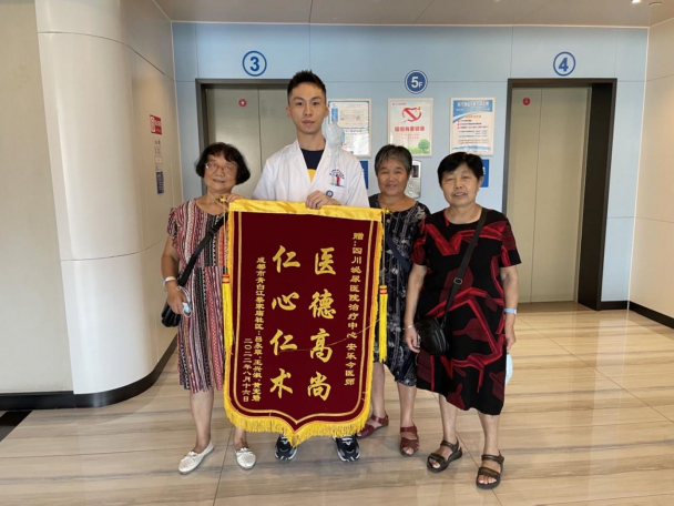 优质服务暖人心，患者康复送锦旗