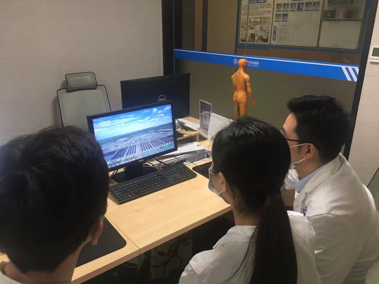 四川泌尿外科医院组织收看中央电视台对口支援纪录片《雪域“追光者”》