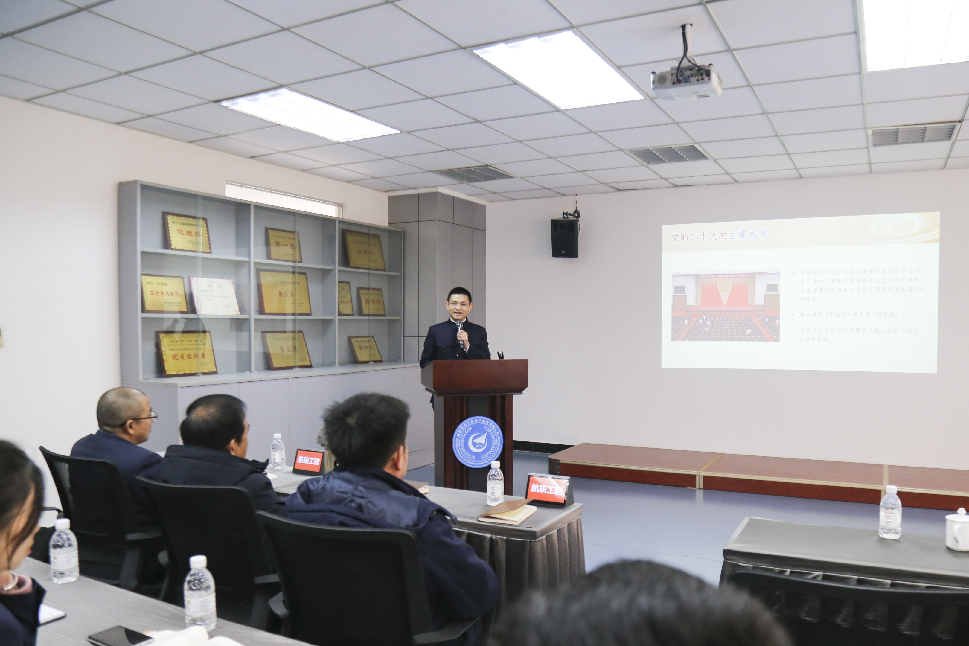 深入学习宣传贯彻党的二十大精神省劳模曾政光把党的“好声音”传递进企业