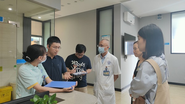武侯区疾控中心副主任郑森平到四川泌尿外科医院督导结核病筛查工作