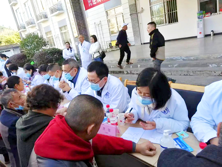 四川泌尿外科医院参加“三下乡”义诊活动