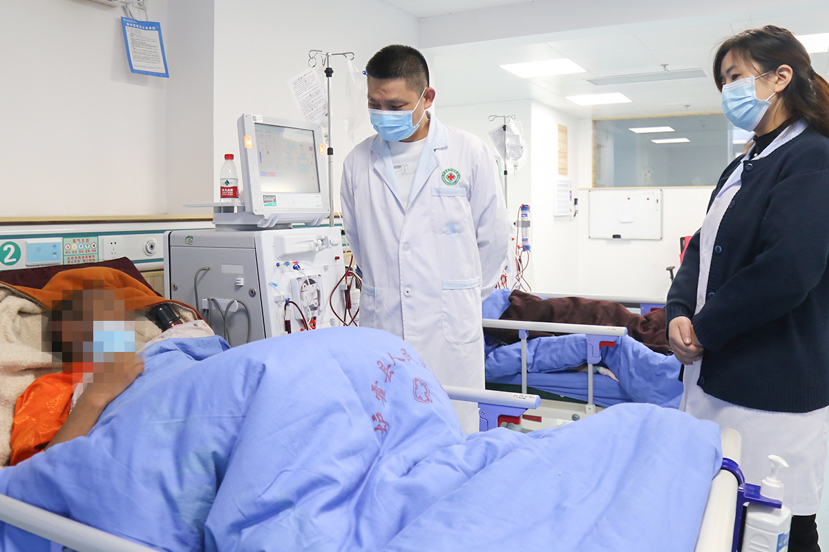 引专家 送技术 用情守护炉霍人民健康