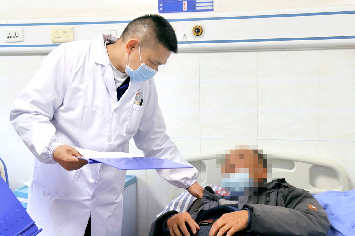 引专家 送技术 用情守护炉霍人民健康