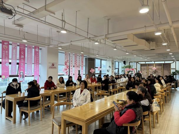 医者仁心·守护她健康丨四川泌尿外科医院公益行动暖春启航