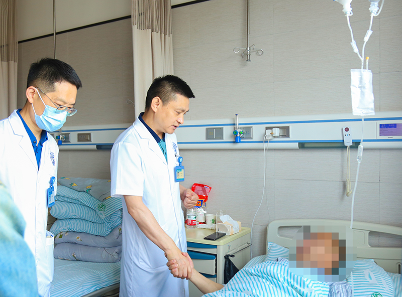 【仁心巧术解 半世纪顽疾】川泌成功完成高难度“尿道直肠瘘”修补手术