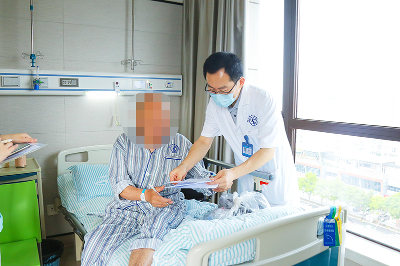 “AI看病”惹的祸：六旬老汉网购激光笔自疗，结果……