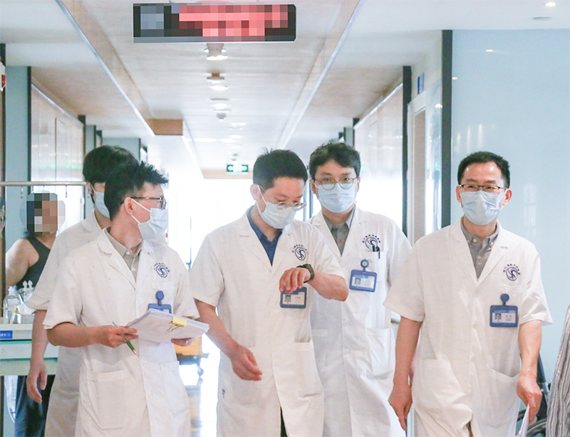 “AI看病”惹的祸：六旬老汉网购激光笔自疗，结果……