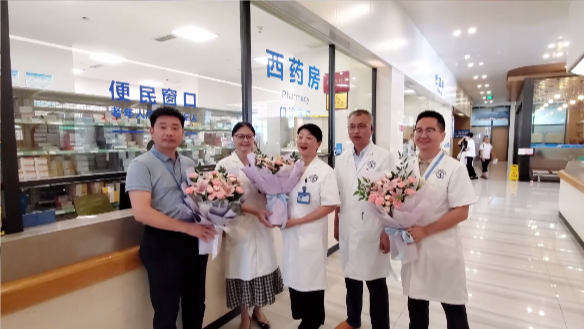 致敬“医”路坚守！四川泌尿外科医院鲜花礼献最美医师