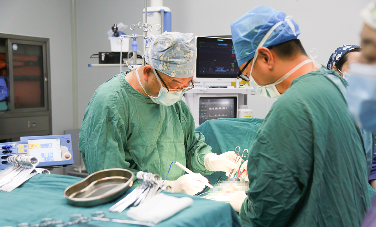 深夜急诊铃响，他披衣奔向手术台