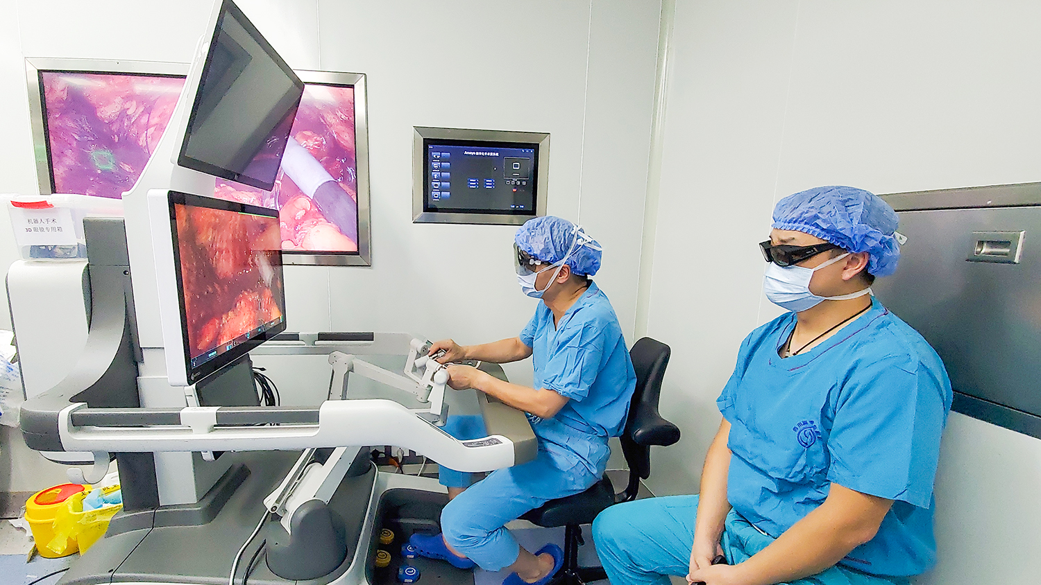 69岁老人千里求医 川泌机器人手术解心结