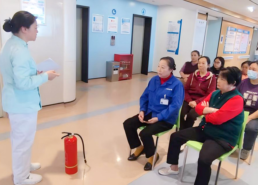 筑牢住院病区“防火墙”川泌内科开展护工消防培训 