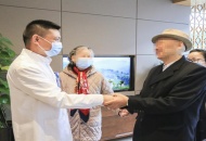 高龄恶性肿瘤患者手术康复后送锦旗到四川泌尿外科医院致谢
