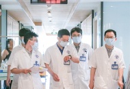 “AI看病”惹的祸：六旬老汉网购激光笔自疗，结果……