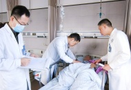 跨越三百公里，他把命托付给一台“会做手术的机器”