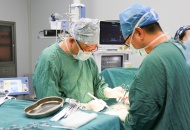 深夜急诊铃响，他披衣奔向手术台