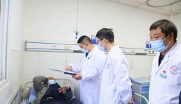 引专家 送技术 用情守护炉霍人民健康