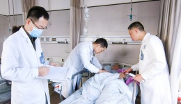 跨越三百公里，他把命托付给一台“会做手术的机器”