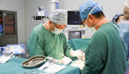 深夜急诊铃响，他披衣奔向手术台