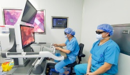 69岁老人千里求医 川泌机器人手术解心结