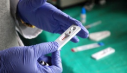 病人：万一医生把艾滋病患者用过的医疗器械给我用了咋个办？