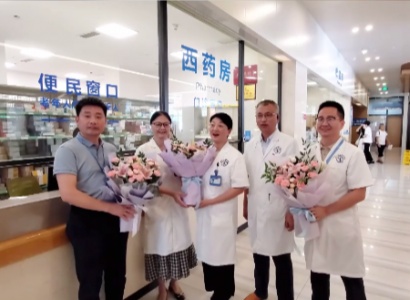 致敬“医”路坚守！四川泌尿外科医院鲜花礼献最美医师