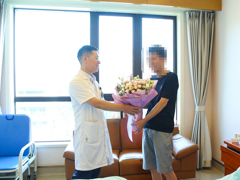 “机械绣娘”巧除癌：前列腺癌患者的机器人手术实录