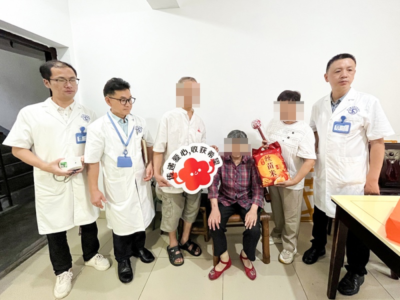 爱心送暖进社区 四川泌尿外科医院情系失能失独老人