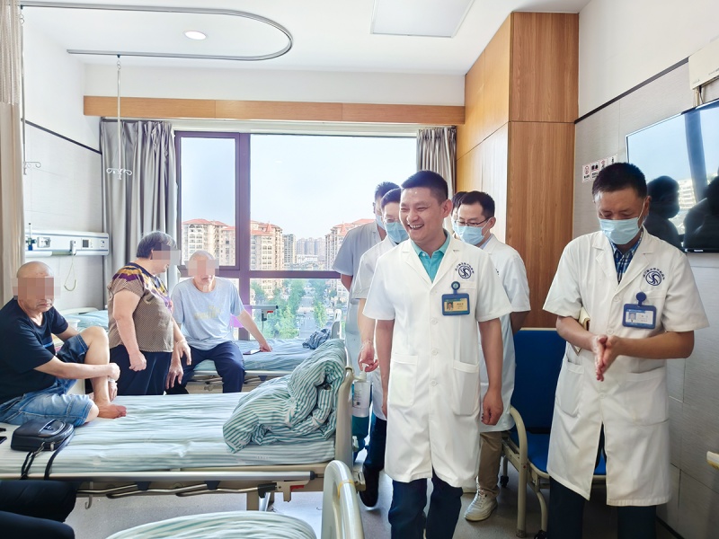 机器人要“抢”医生饭碗？