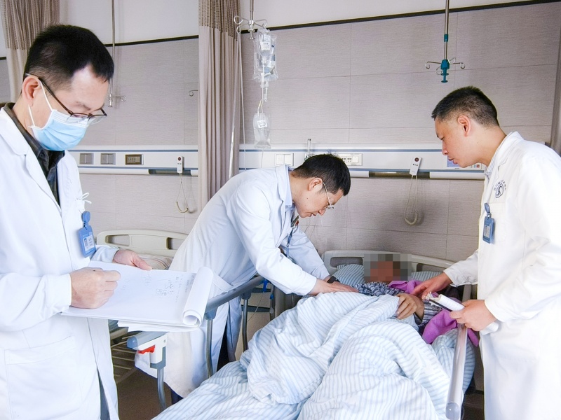 跨越三百公里，他把命托付给一台“会做手术的机器”