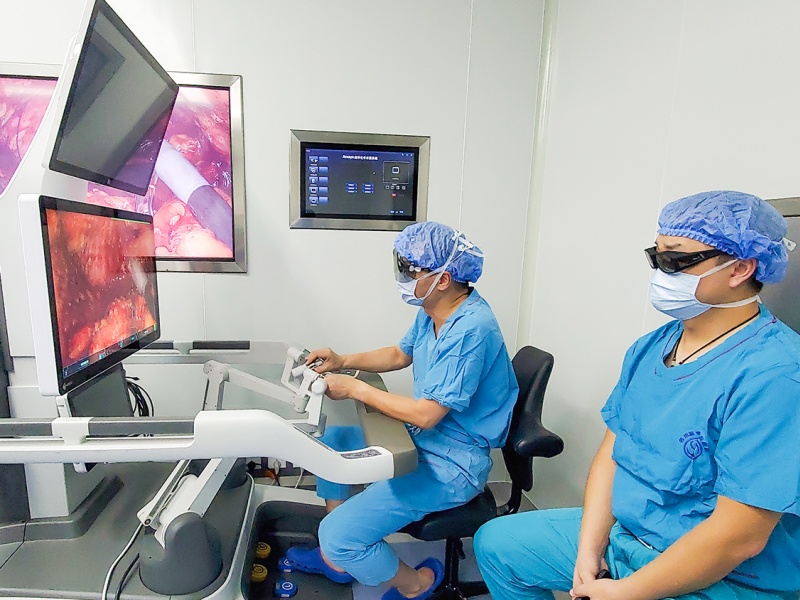 69岁老人千里求医 川泌机器人手术解心结