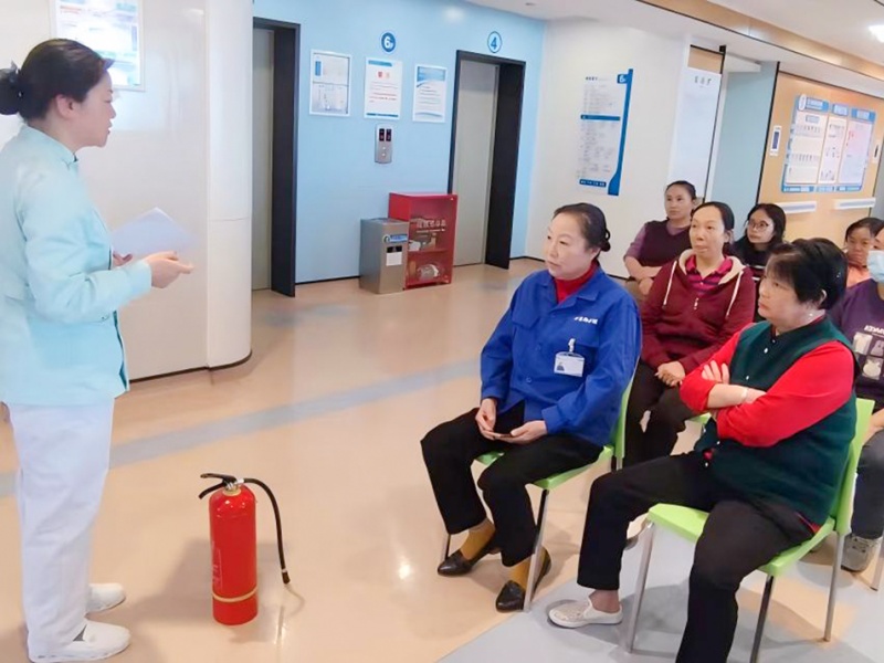 筑牢住院病区“防火墙”川泌内科开展护工消防培训 